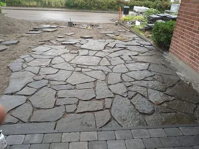 Arbete med stensättning av uppfart i Falkenberg