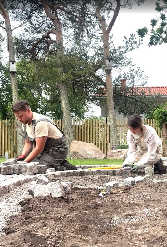 Nicklas Wirén som håller i jord