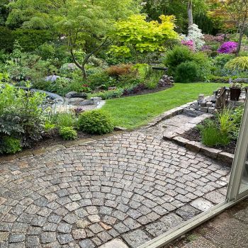 Nicklas Wirén som håller i jord