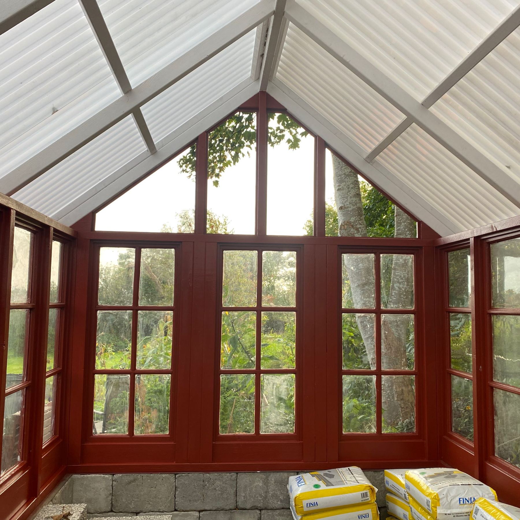 Växthus eller uterum med röda fönster.