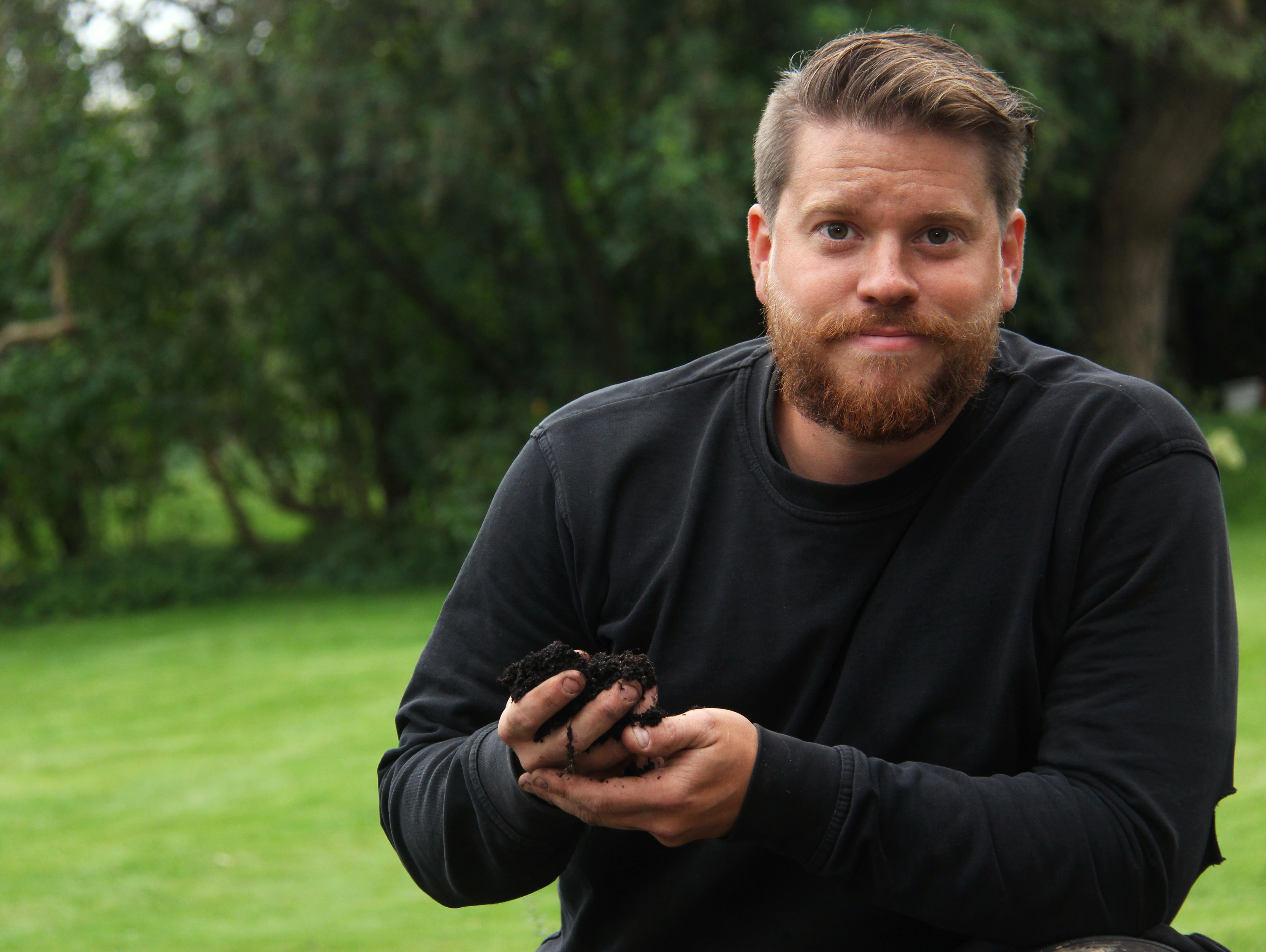Nicklas Wirén som håller i jord