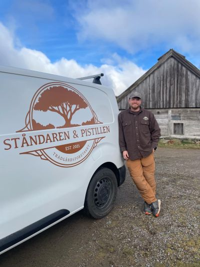 Nicklas Wirén som håller i jord